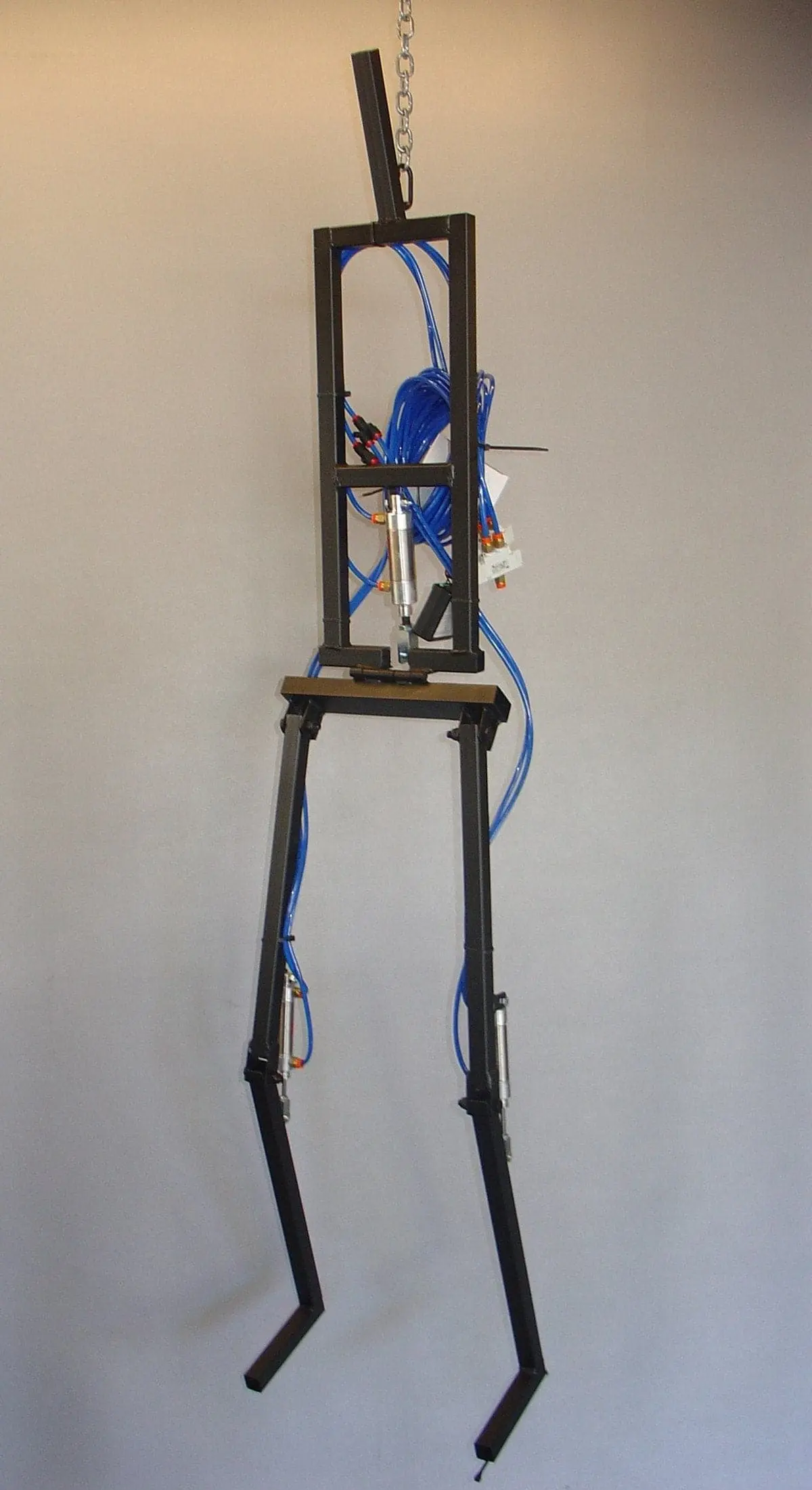 DC PROPS "Erratic Hangman Kicker" Halloween Animatronic Frame 3 DC PROPS "Erratic Hangman Kicker" Halloween Animatronic Frame